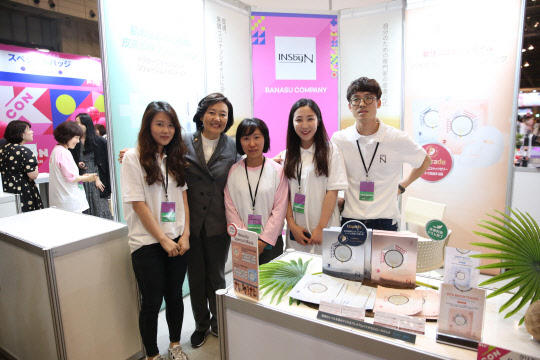 박영선 중기부 장관(왼쪽 두번째)이 지난 17일부터 19일까지 일본 마쿠하리 메세에서 열린 'KCON 2019 JAPAN' 판촉 행사에 참가한 국내 중소기업 전시부스를 찾아 기념촬영을 하고 있다.  중기부 제공